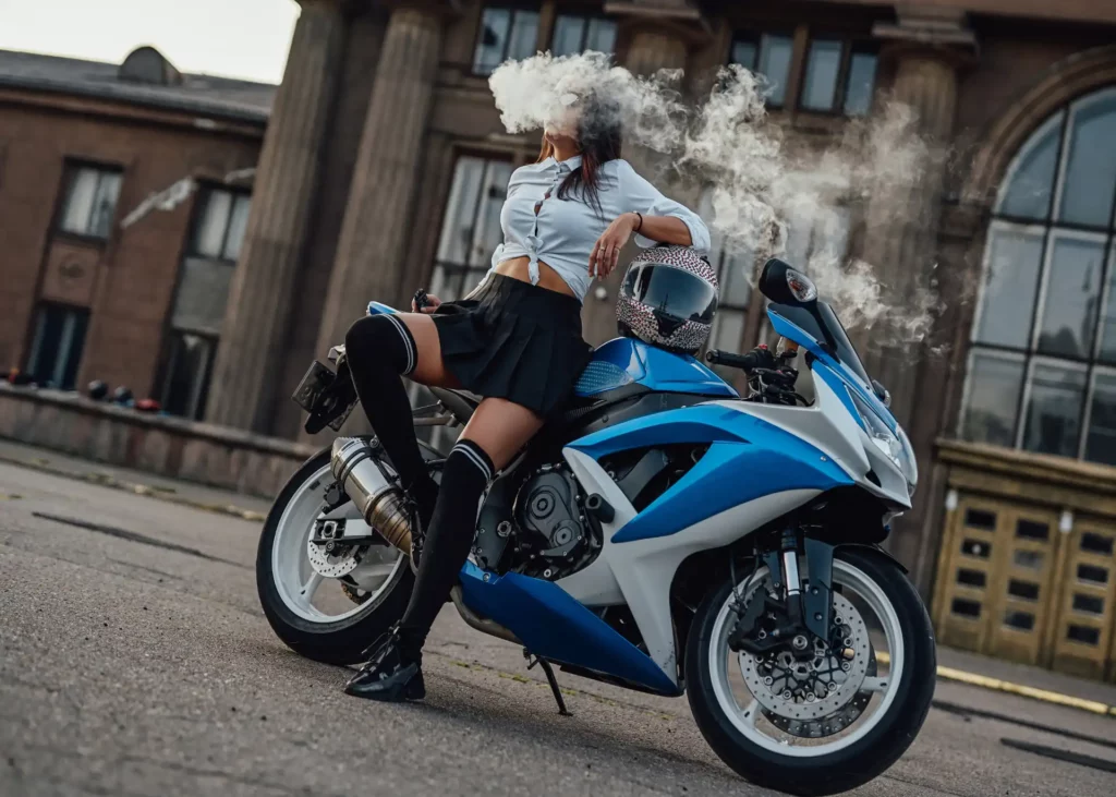 fashionable woman with sunglasses and vape